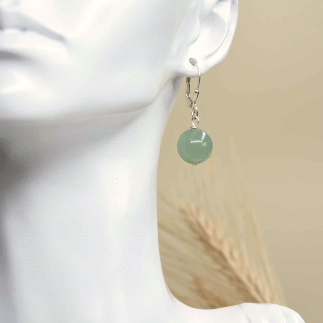 Boucles d'oreilles courtes avec une pierre naturelle en aventurine