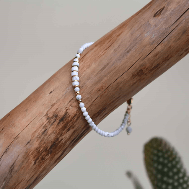 Bracelet fin monté sur cable en howlite