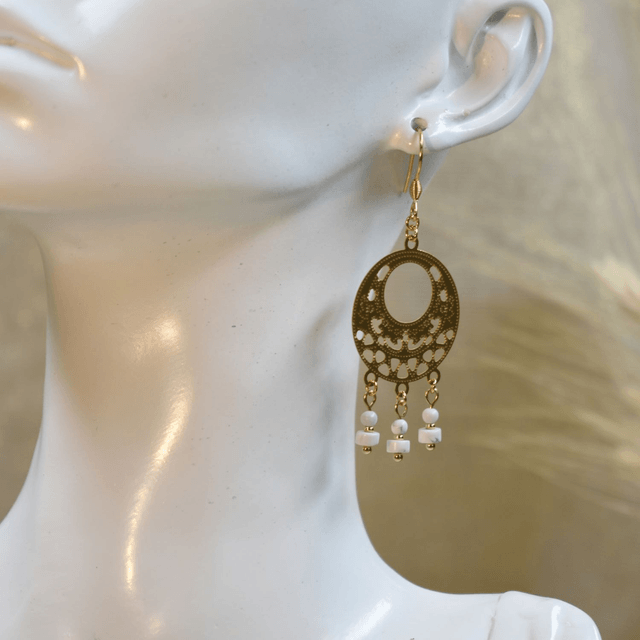 Boucles d'oreilles petites créole orient avec 3 chutes en howlite
