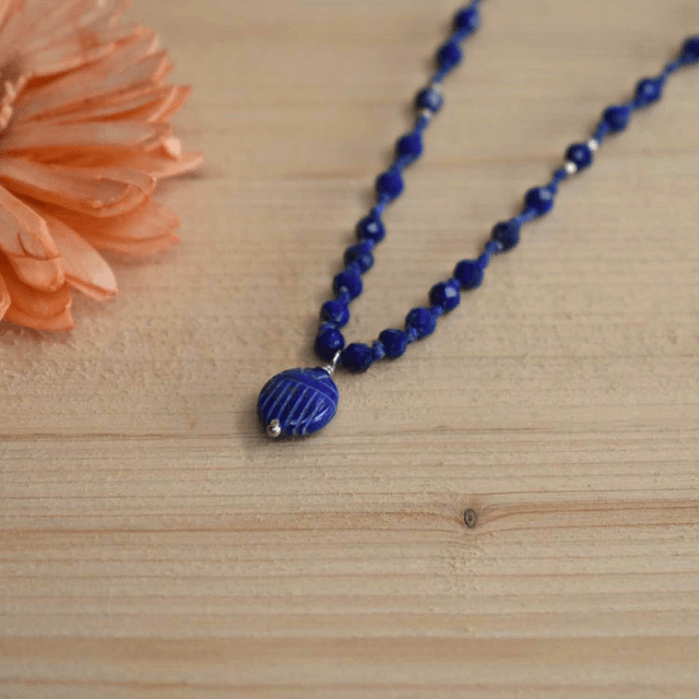 Ras du cou avec scarabée en lapis lazuli