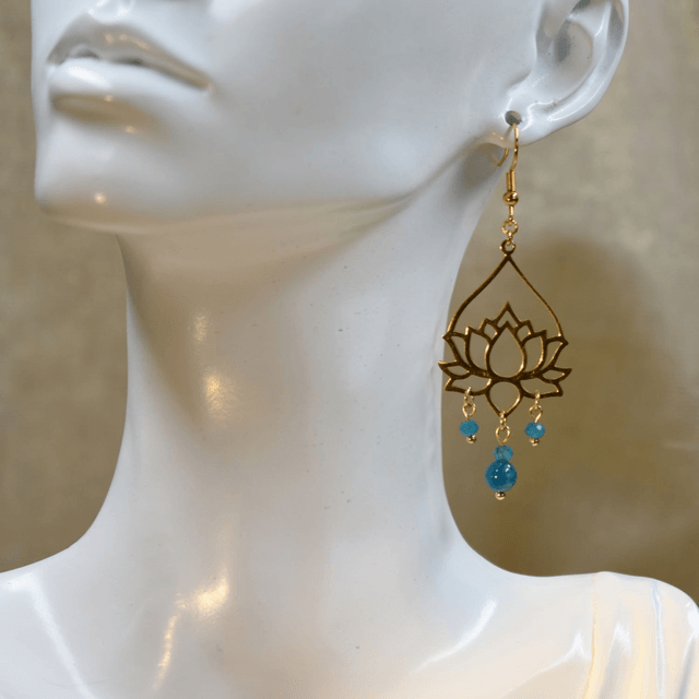 Boucles d'oreilles longues grand lotus et 3 chutes en apatite bleue