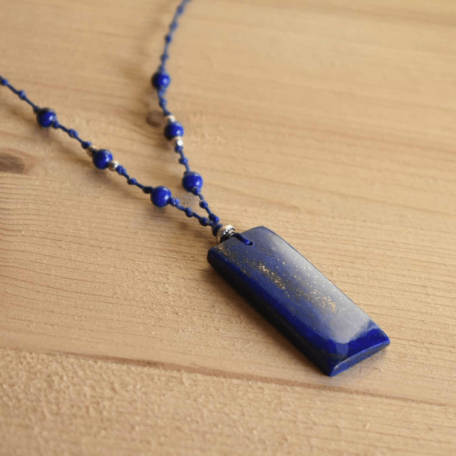 Ras du cou cordon avec cabochon rectange en lapis lazuli