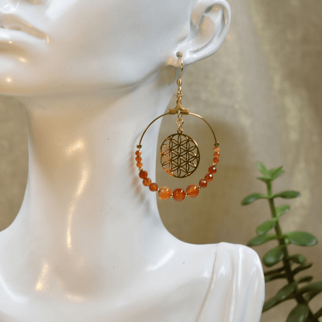 Grandes boucles d'oreilles créoles fleur de vie en cornaline