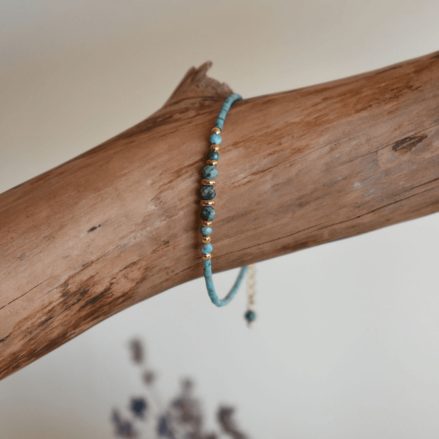 Bracelet fin monté sur cable en turquoise