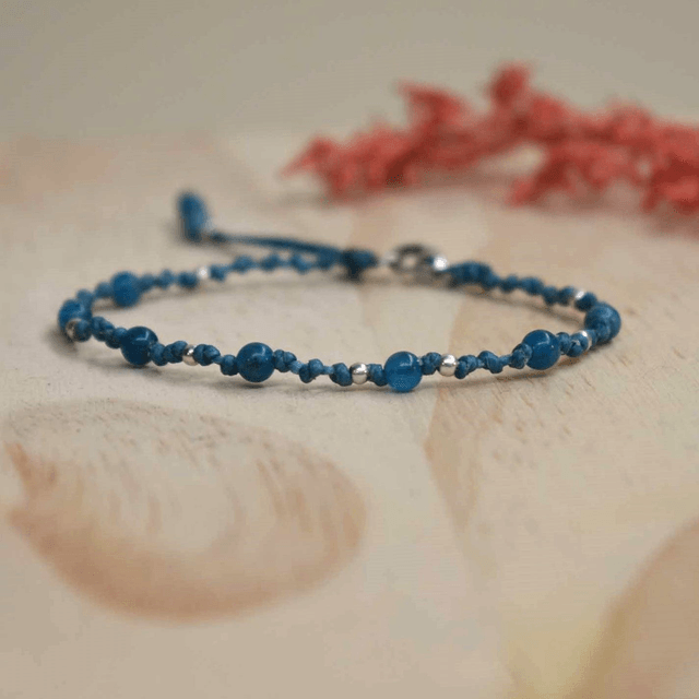 Bracelet chakra de la gorge en apatite bleue avec fil bleu