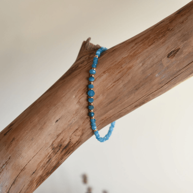Bracelet fin monté sur cable en apatite bleue