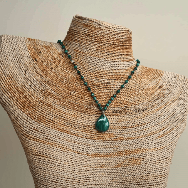 Ras du cou avec une petite goutte en malachite