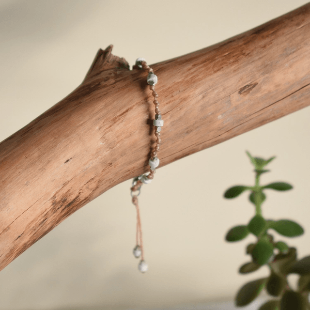 Bracelet chakra couronne en howlite et fil sable 