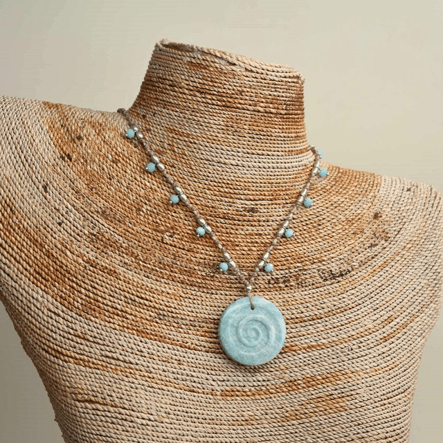Ras du cou Orient avec cabochon spirale en amazonite