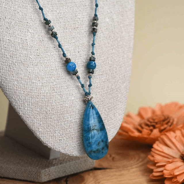 Collier long avec un cabochon en apatite bleue