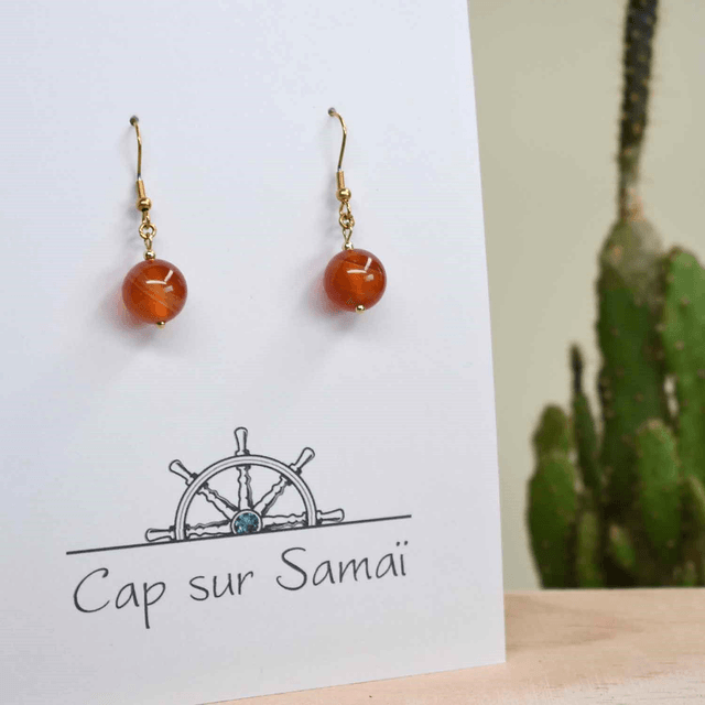 Boucles d'oreilles courtes avec une pierre naturelle en cornaline