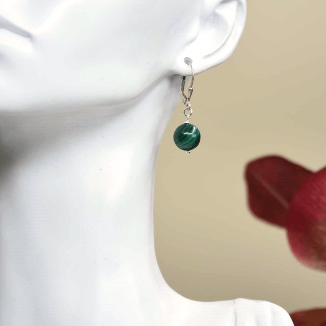 Boucles d'oreilles courtes avec une pierre naturelle en malachite