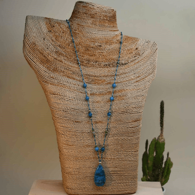 Collier long avec un cabochon en apatite bleue