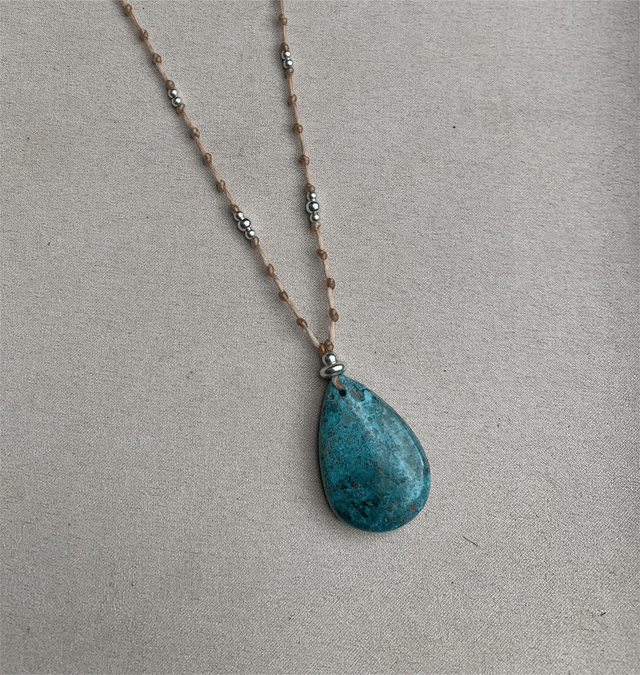 Ras du cou avec pendentif en Shattuckite et cordon couleur sable