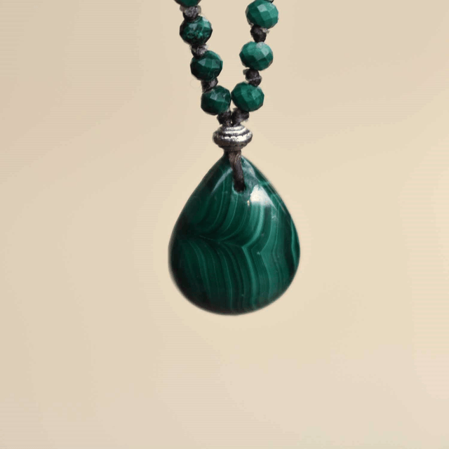 Ras du cou avec une petite goutte en malachite