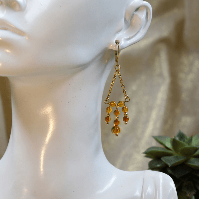 Boucles d'oreilles longues avec chaine en forme de trapèze et chutes d'ambre