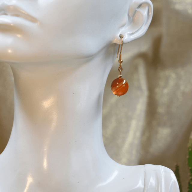 Boucles d'oreilles courtes avec une pierre naturelle en cornaline