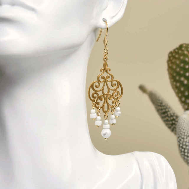 Boucles d'oreilles longues avec estampe orient et chutes en howlite