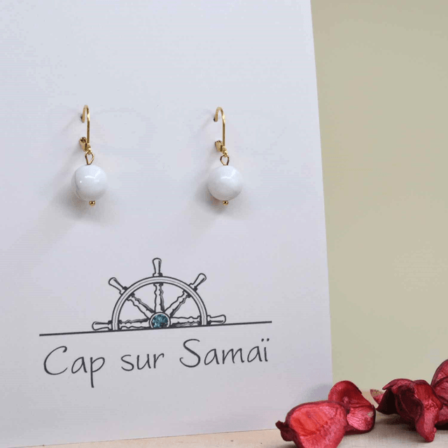 Boucles d'oreilles courtes avec une pierre naturelle en howlite