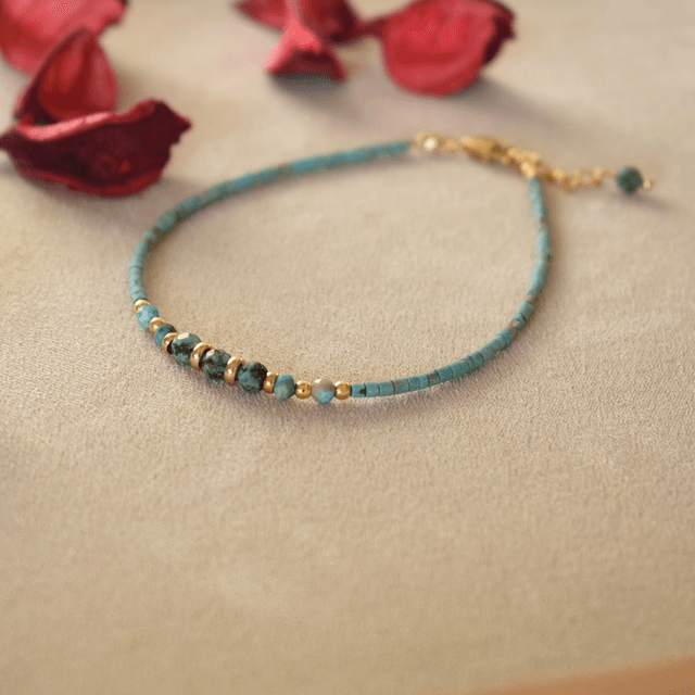 Bracelet fin monté sur cable en turquoise