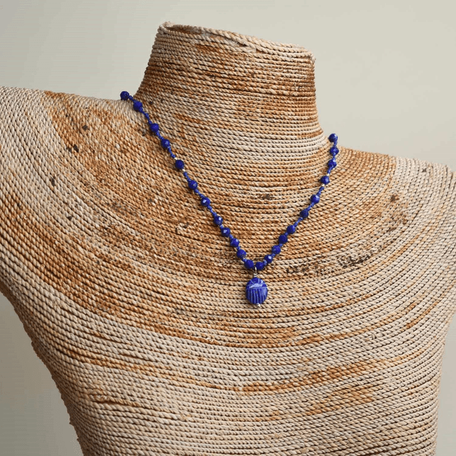 Ras du cou avec scarabée en lapis lazuli