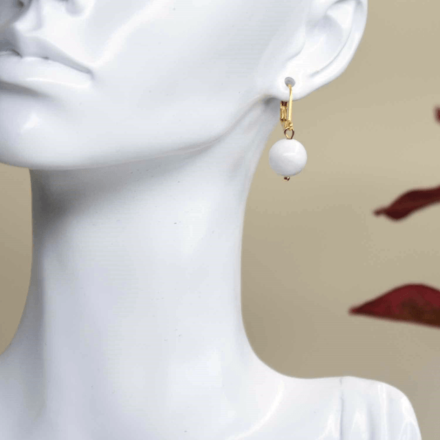 Boucles d'oreilles courtes avec une pierre naturelle en howlite