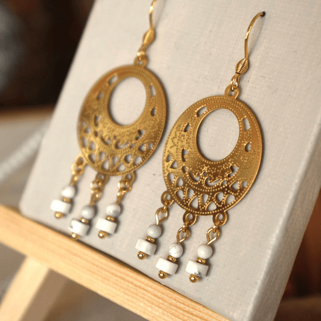 Boucles d'oreilles petites créole orient avec 3 chutes en howlite