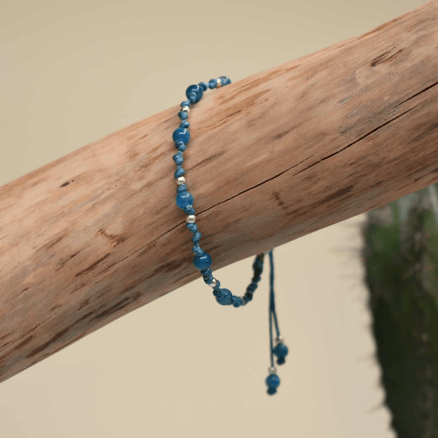 Bracelet chakra de la gorge en apatite bleue avec fil bleu