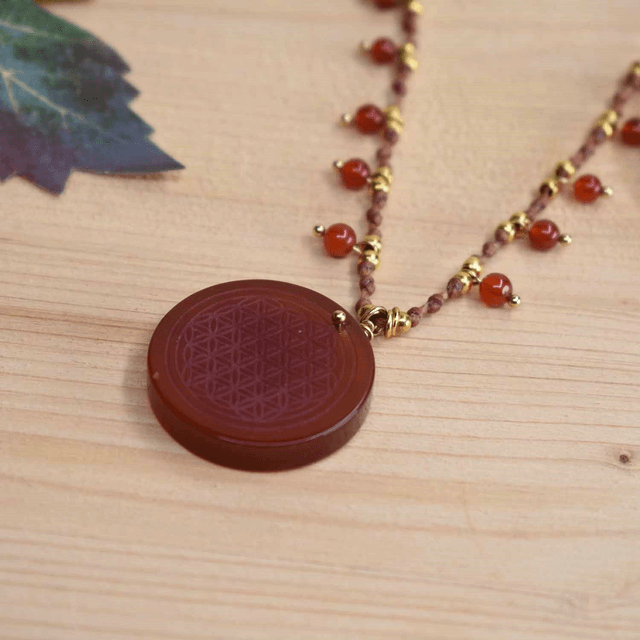 Ras du cou orient avec cabochon fleur de vie en cornaline