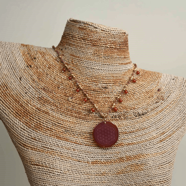 Ras du cou orient avec cabochon fleur de vie en cornaline