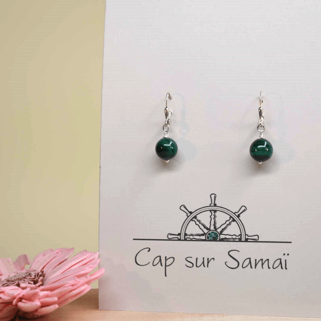 Boucles d'oreilles courtes avec une pierre naturelle en malachite