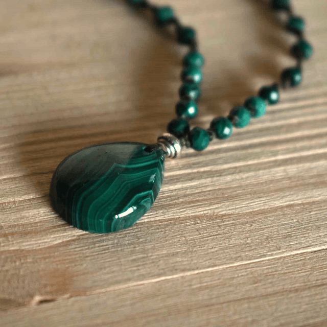 Ras du cou avec une petite goutte en malachite