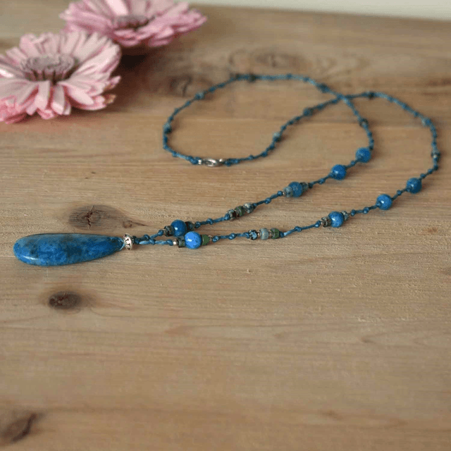 Collier long avec un cabochon en apatite bleue