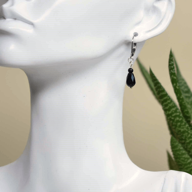 Boucles d'oreilles courte avec une goutte en onyx noir