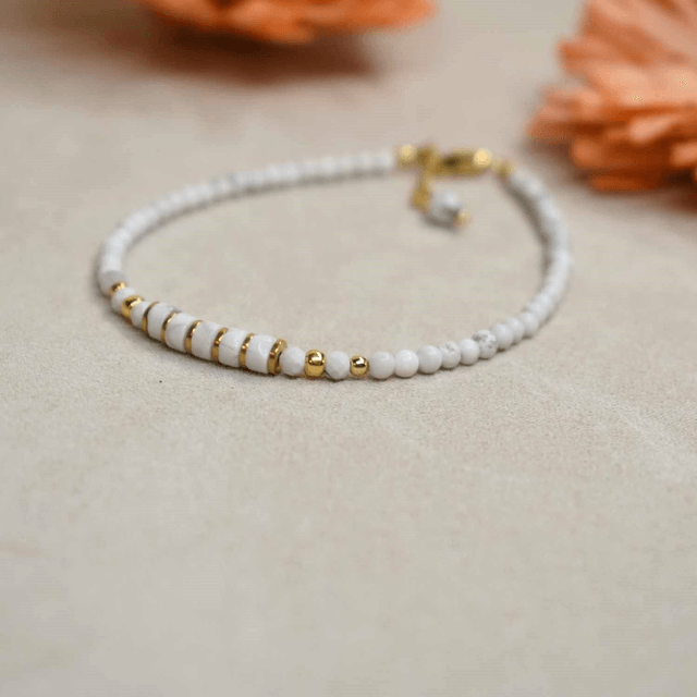 Bracelet fin monté sur cable en howlite
