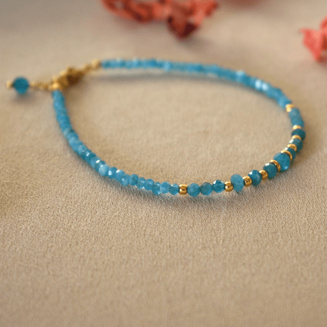Bracelet fin monté sur cable en apatite bleue
