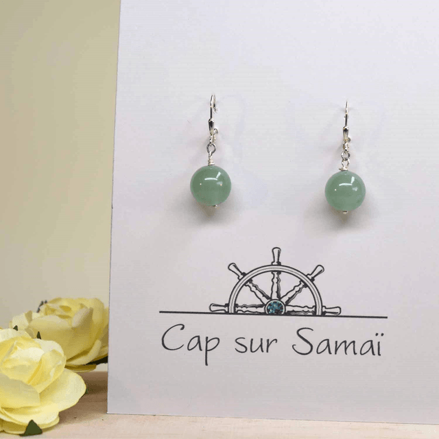 Boucles d'oreilles courtes avec une pierre naturelle en aventurine