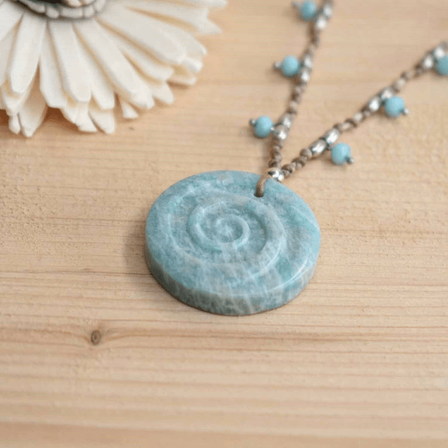 Ras du cou Orient avec cabochon spirale en amazonite