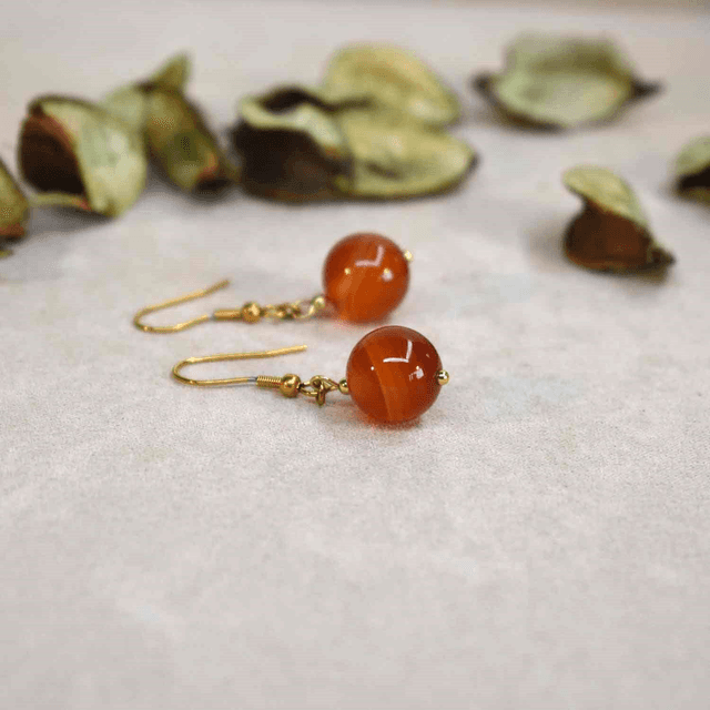 Boucles d&#039;oreilles courtes avec une pierre naturelle en cornaline