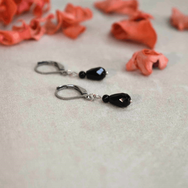 Boucles d&#039;oreilles courte avec une goutte en onyx noir