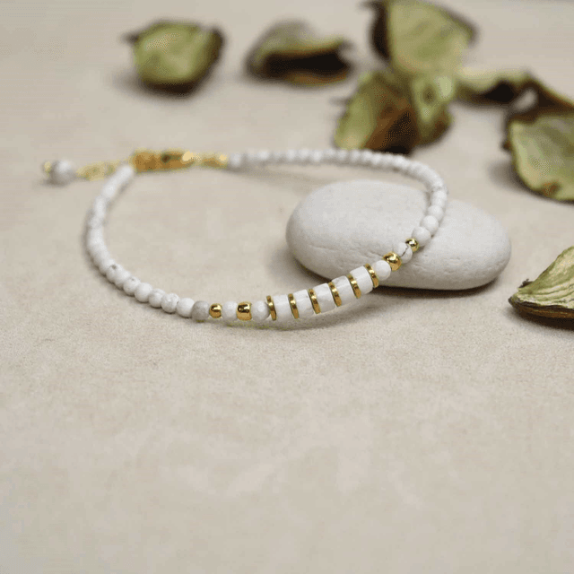 Bracelet fin monté sur cable en howlite
