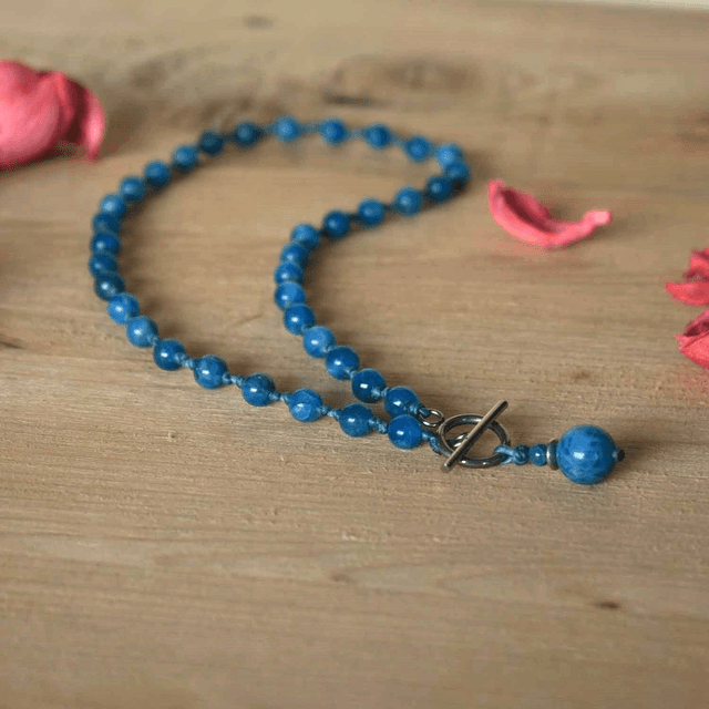 Ras du cou en apatite bleue avec un fermoir I dans l&#039;O
