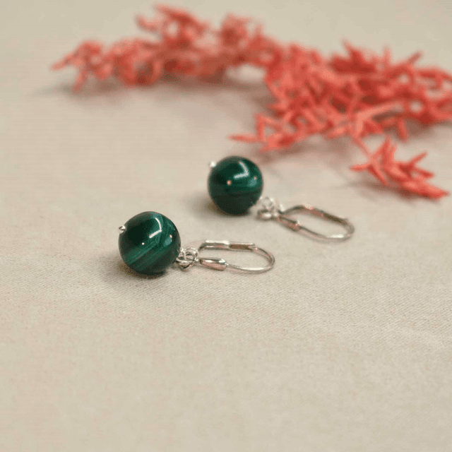 Boucles d&#039;oreilles courtes avec une pierre naturelle en malachite