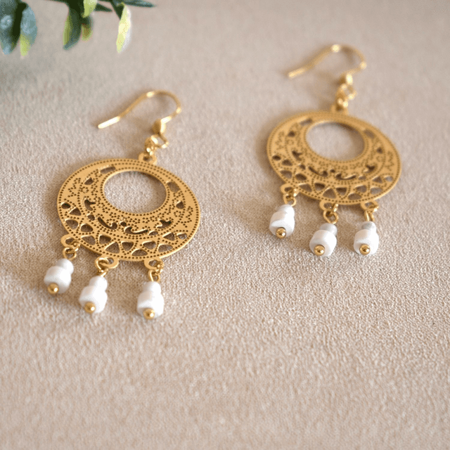 Boucles d&#039;oreilles petites créole orient avec 3 chutes en howlite