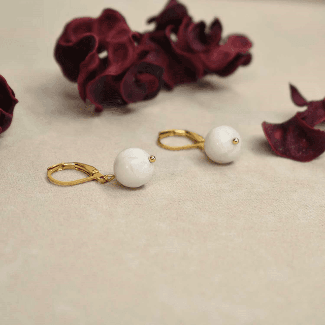 Boucles d&#039;oreilles courtes avec une pierre naturelle en howlite