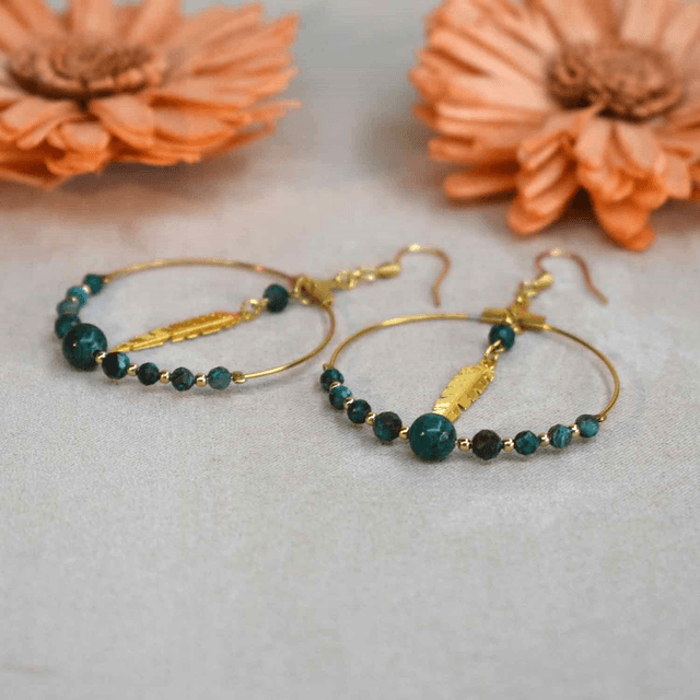 Grandes boucles d&#039;oreilles créoles plume en chrysocolle