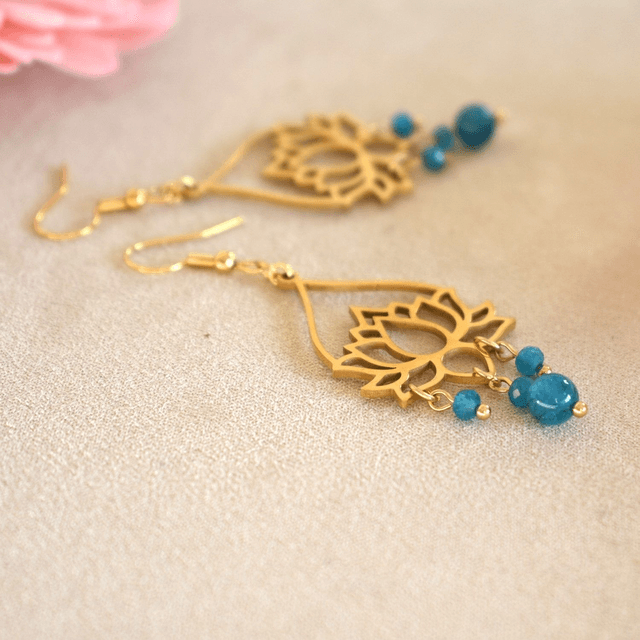 Boucles d&#039;oreilles longues grand lotus et 3 chutes en apatite bleue
