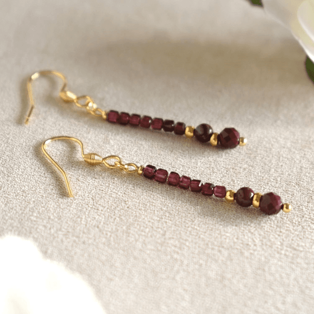 Boucles d&#039;oreilles longues en grenat - Tige