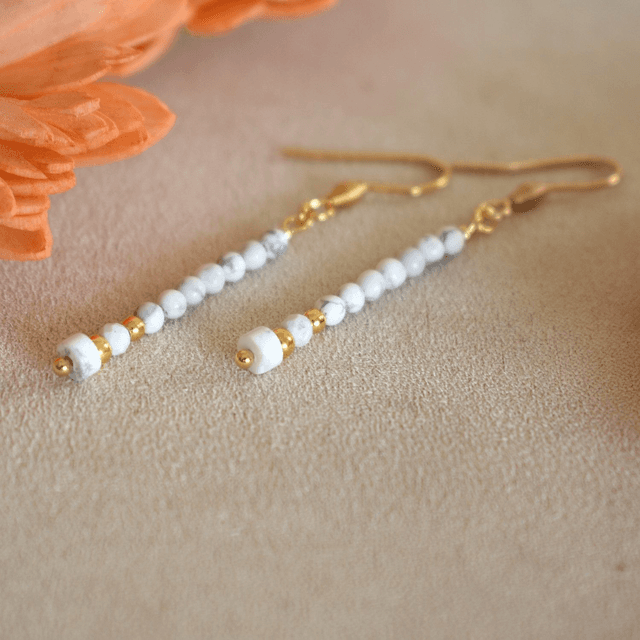 Boucles d&#039;oreilles longues en howlite - Tige 