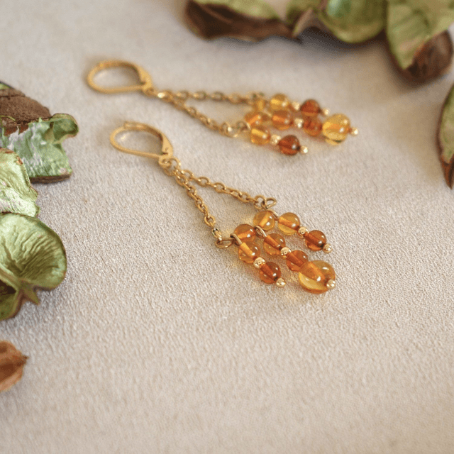 Boucles d&#039;oreilles longues avec chaine en forme de trapèze et chutes d&#039;ambre